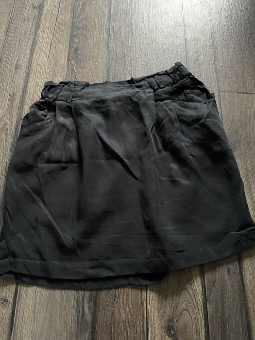 Czarna spodnica mini Bershka urwana szlufka