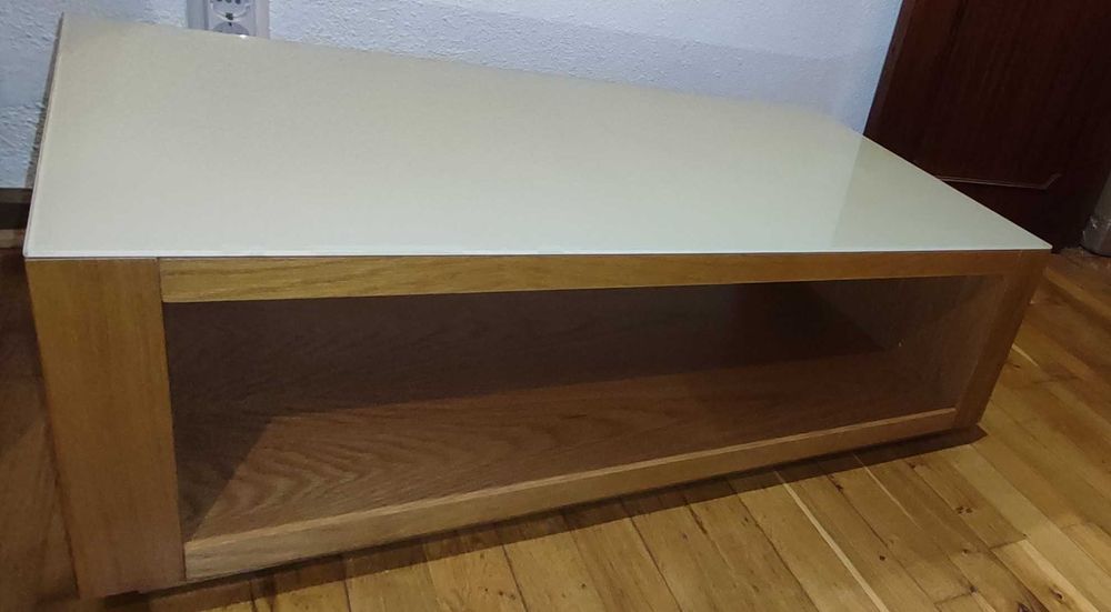 Mesa de centro com tampo de vidro
