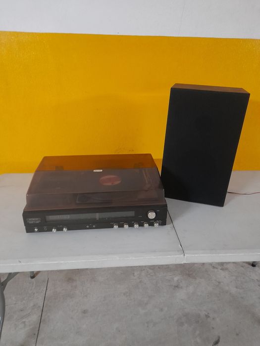 Gira discos, rádio e cassetes com uma coluna