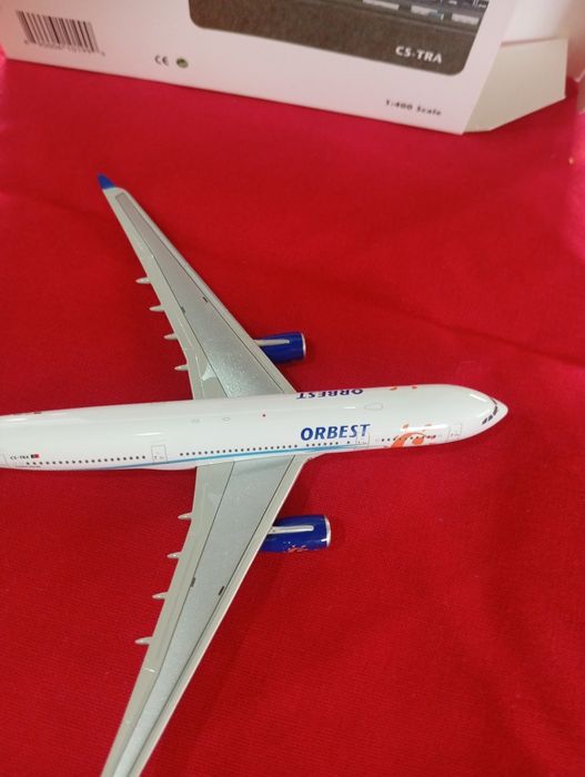 Avião em ferro a escala de1/400 com caixa