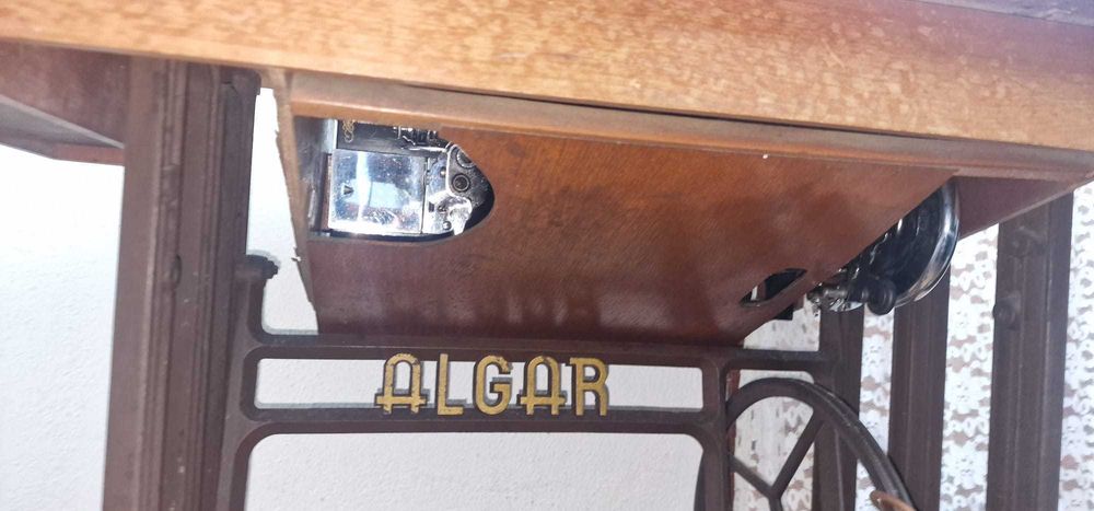 Máquina de Costura Antiga ALGAR – Funcional – Mesa Original