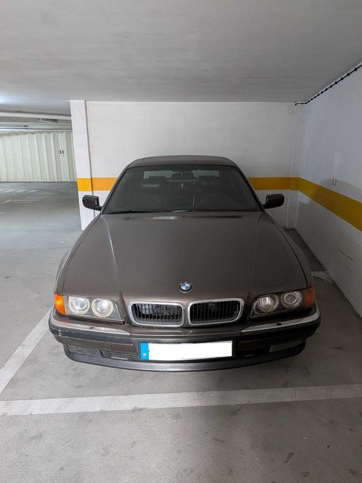 BMW 730i - V8 - Caixa manual