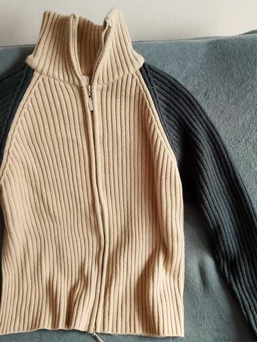 Ładny sweter męski.