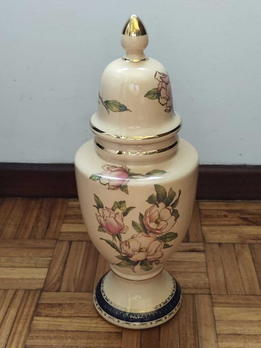 Vaso com tons creme e flores e tem tampa
