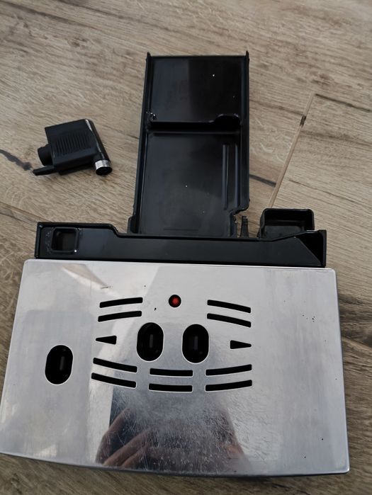 Tacka na skropliny i zatyczka do dozownika na mleko DeLonghi Cappuccin