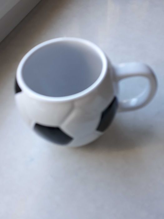 Nieużywany , biało-czarny kubek w kształcie piłki w idealnym stanie.