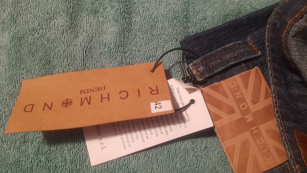 Джинсы молодёжные,мужские новые.