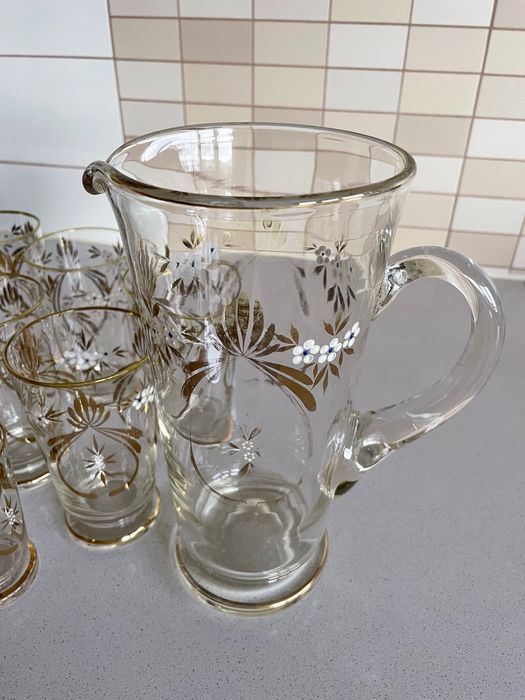 Jarra e conjunto de copos antigos