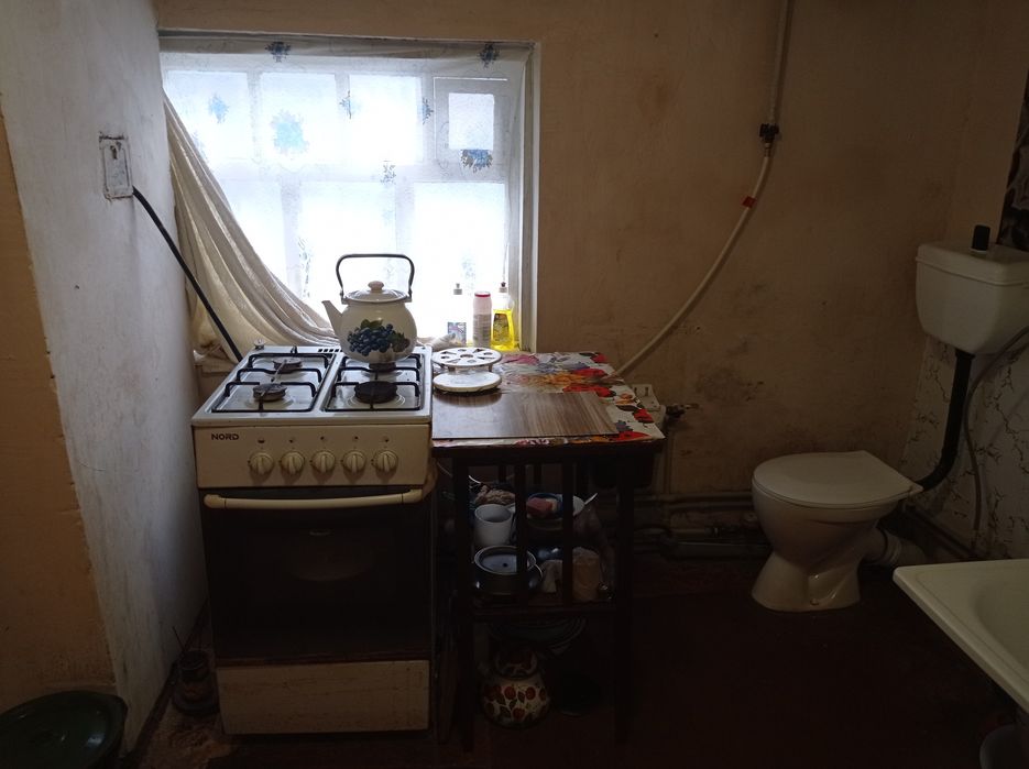 Продаю дом - 4 ком., можно на 2 семьи, космет ремонт. Район 8 Военная