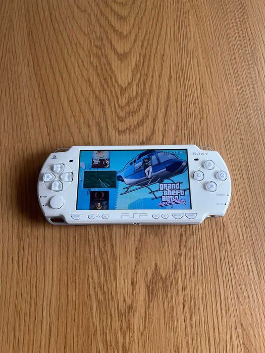 Sony PlayStation Portable 2000 Branca com 100+ Jogos