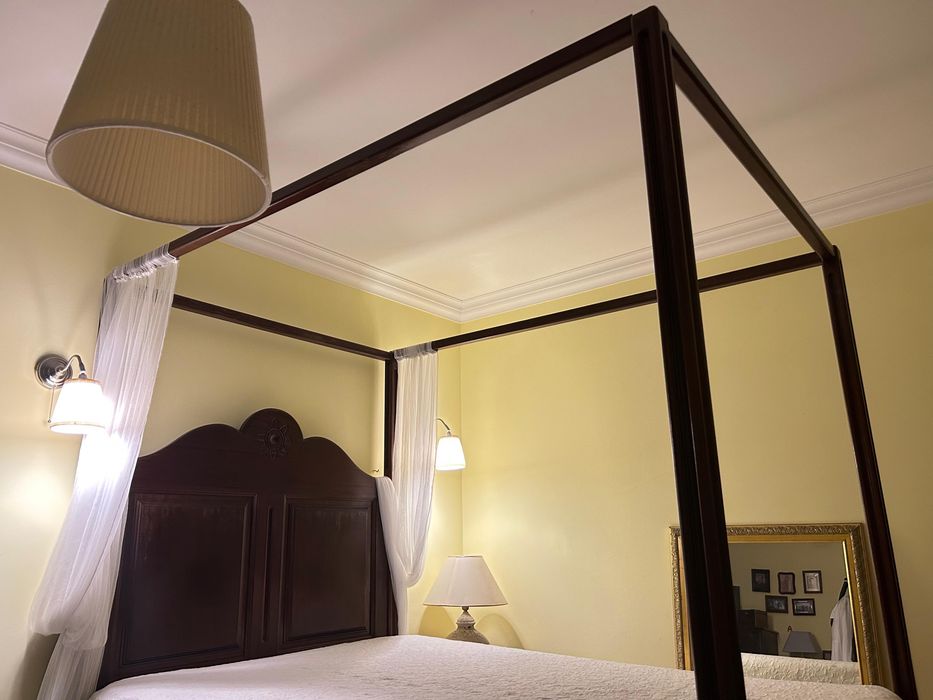 Cama com Dossel em Mogno