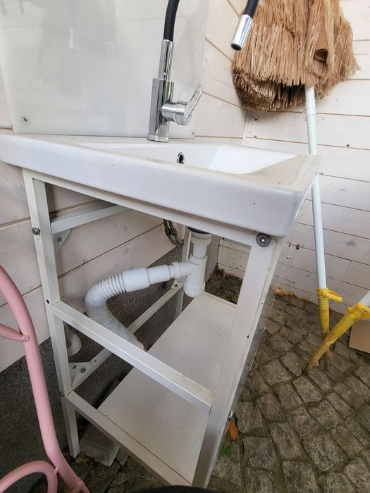 Szafka z umywalka z kranem