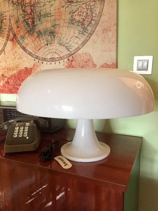 Candeeiro Artemide Nesso Branco de Giancarlo Mattioli e Città Nuova.