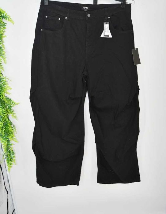 Jeansy Boohoo z luźnymi nogawkami 56