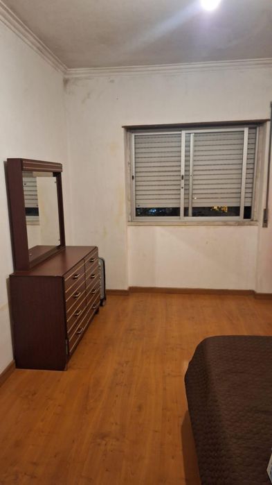 Quarto  em apartamento bem localizado