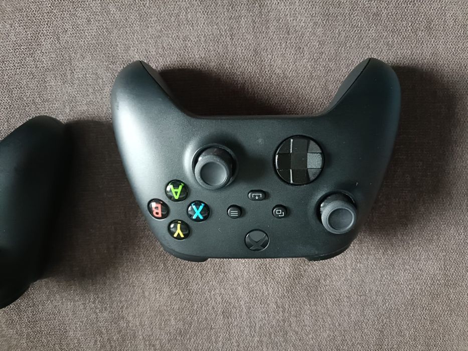 1TB Xbox with 2 Controllers64170801945985123