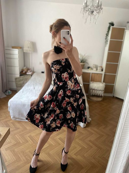 Boohoo sukienka czarna kolorowe kwiaty rozkloszowana koktajlowa S 36