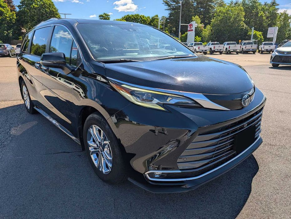 Toyota Sienna Platinum 7-Passenger      2023