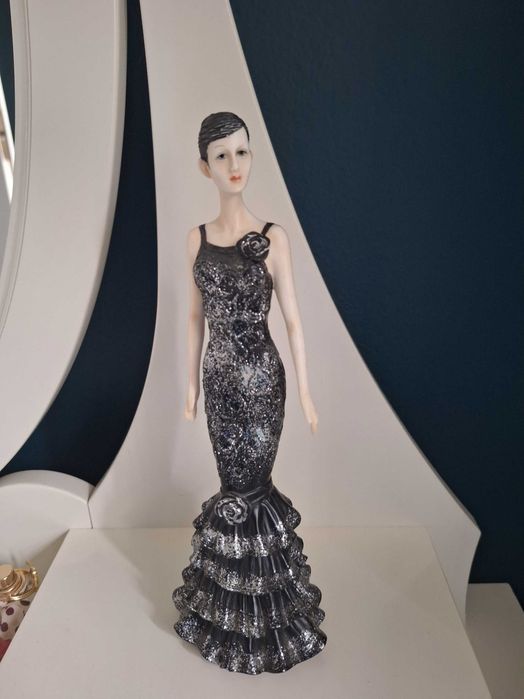Figurka kobiety w czarnej sukni vintage