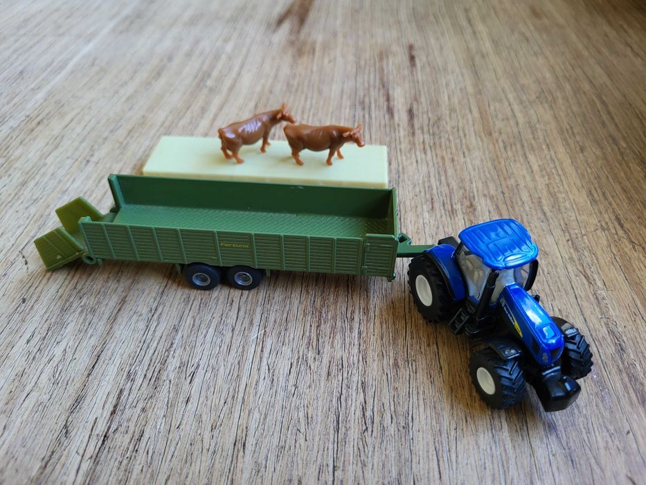 Siku Traktor New Holland z przyczepą dla zwierząt, model 1863, długość 18 cm