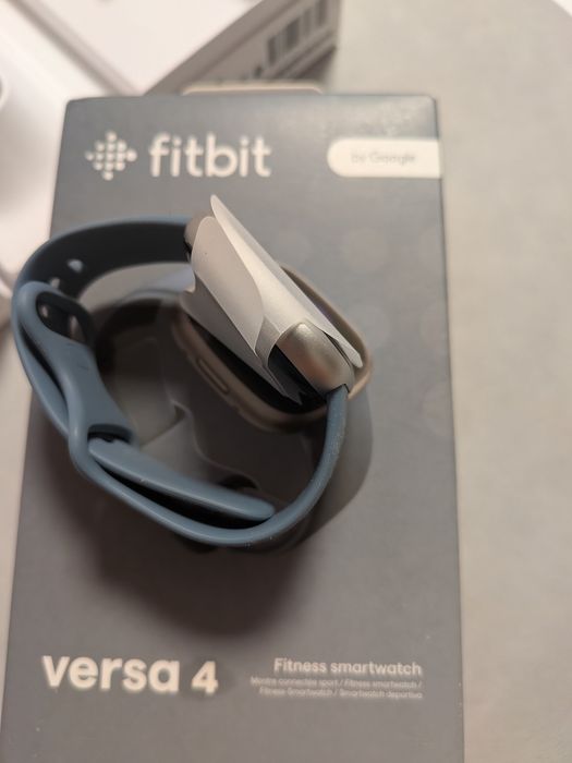Nowy smartwach Fitbit Versa 4 – Pełen zestaw,