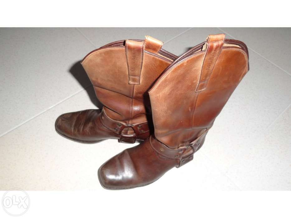 Botas de cano em pele
