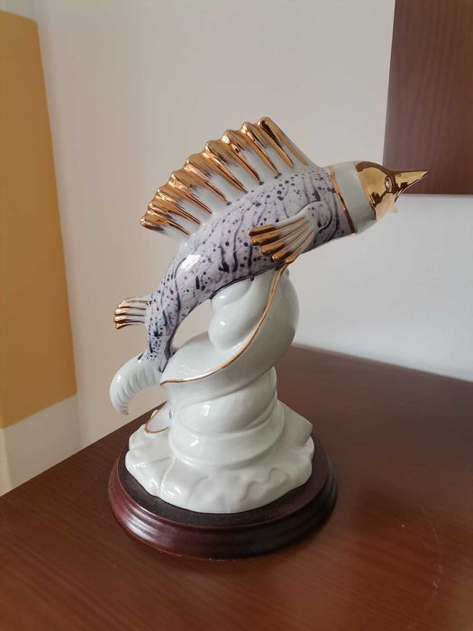 Artigo de decoração em loiça: peixe com detalhes dourados