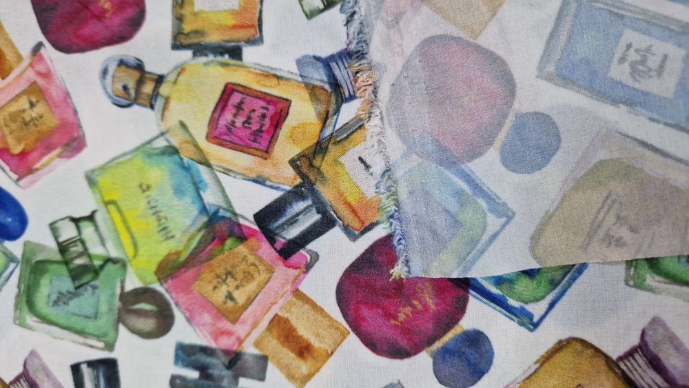 Tkanina delikatna w perfumy szer.142 cm.