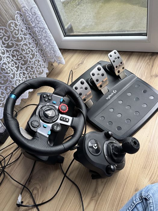 Zestaw Logitech G29 Driving Force wraz z pedałami i dźwignią zmiany biegów