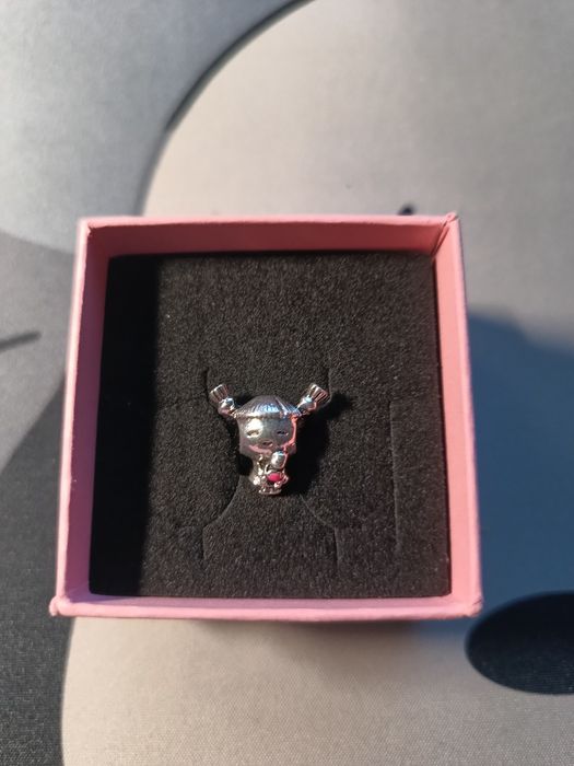 Charms Dziewczynka z warkoczykami Pandora