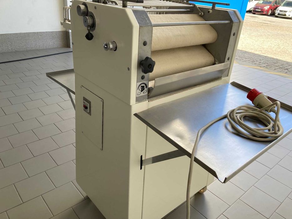 Formadora de cacetes, vergões de regueifa, roca e pão Italiano