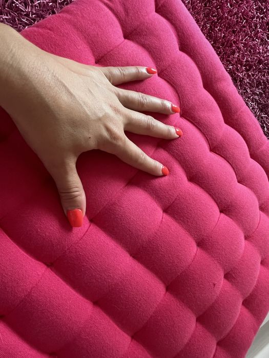 Conj. Cortinados beje/rosa, Abajur, cadeira branca IKEA, almofada rosa