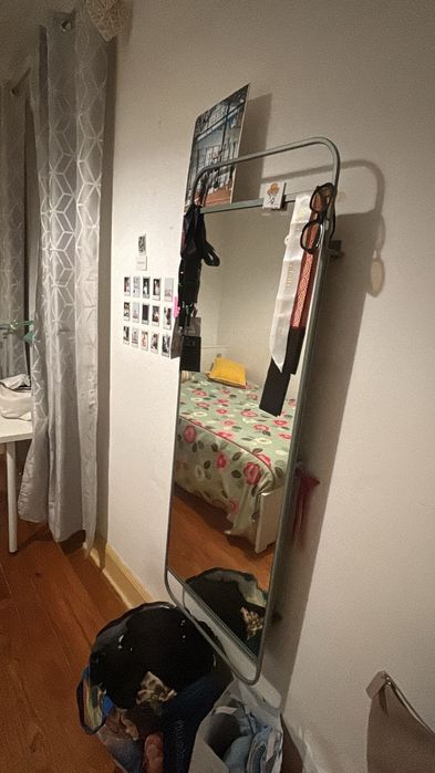 Espelho com arrumação atrás para bijuterias