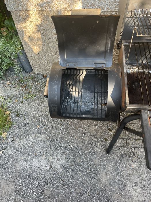 Grill węglowy z wędzarnią