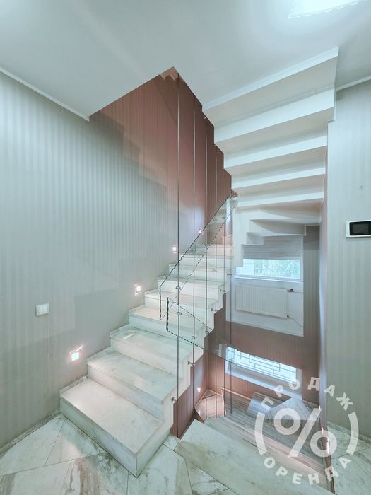 Стильний будинок у центрі з більярдною та камінною кімнатою