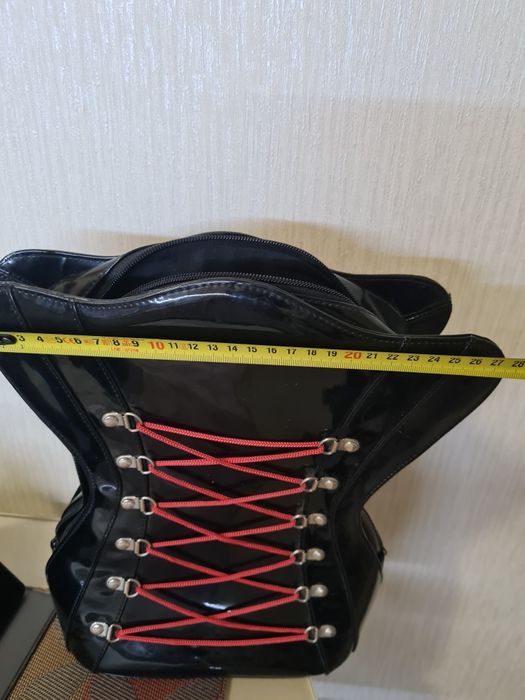 Женский лаковый рюкзак. С корсетом