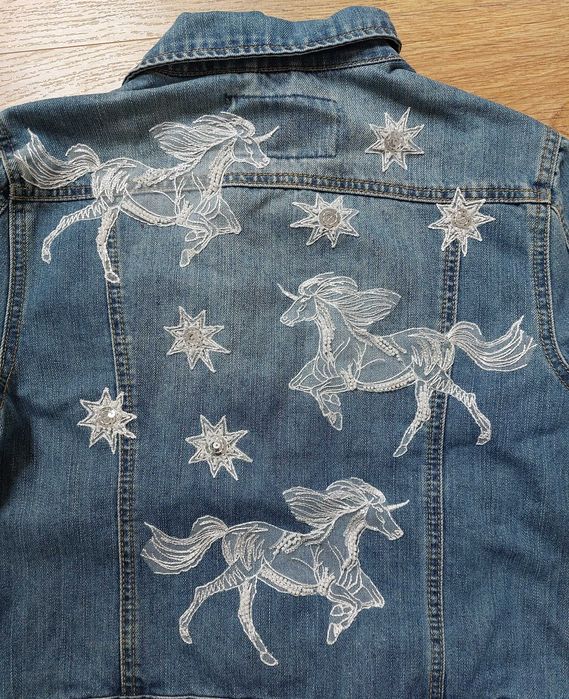 Kurtka jeansowa custom haftowana w jednorożce, cekiny, festiwal/ślub