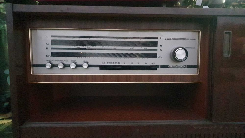 Rádio de móvel com discos de vinil em muito bom estado geral