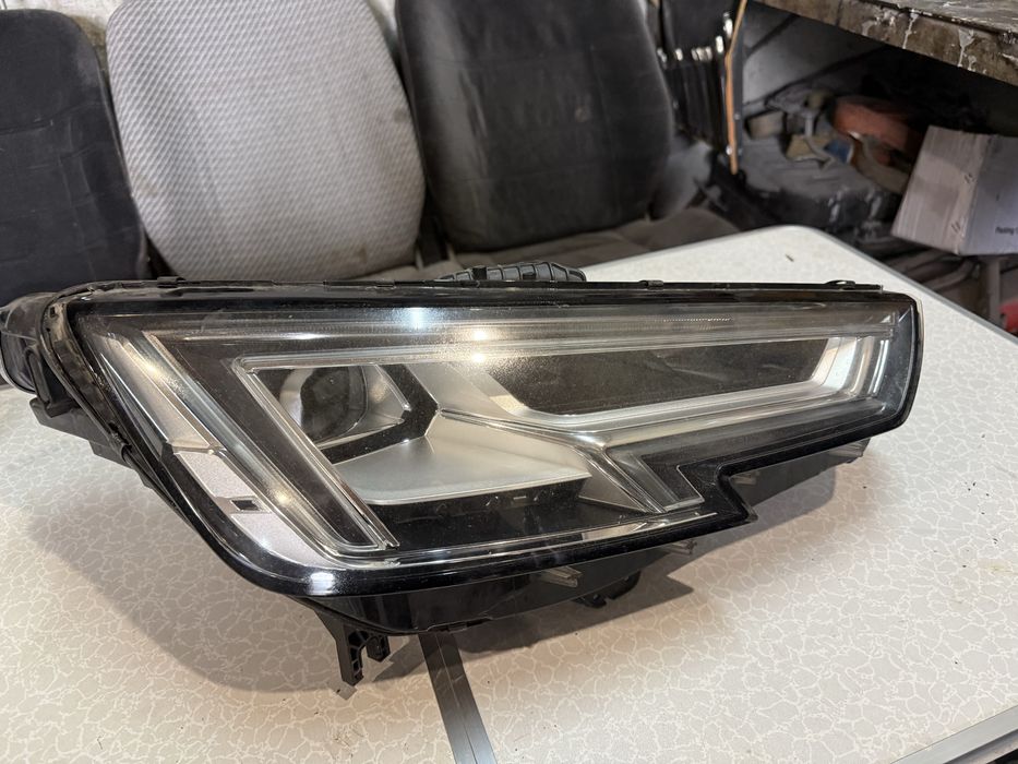 Audi A4 B9 фара оригінал
