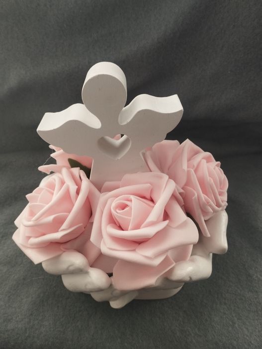 Wieczny bukiet róż w dłoniach z aniołem