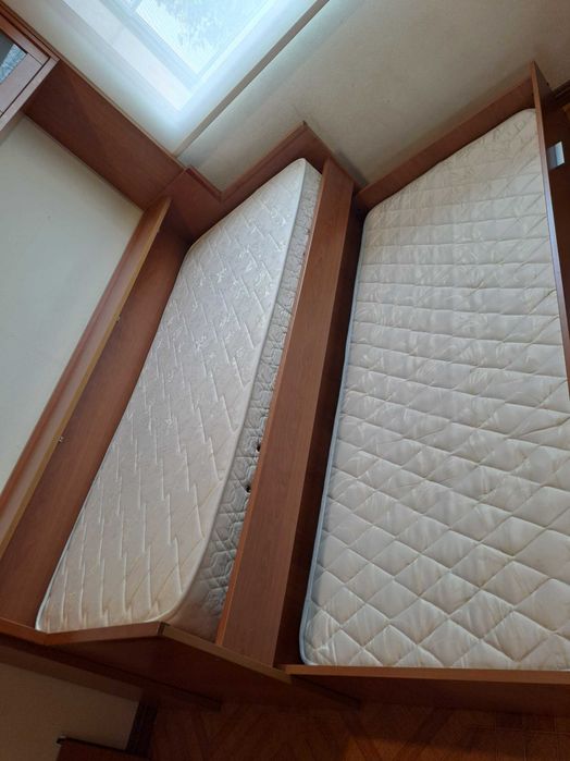 Cama dupla com armários.