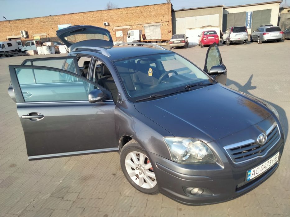 Тойота  Авенсіс .