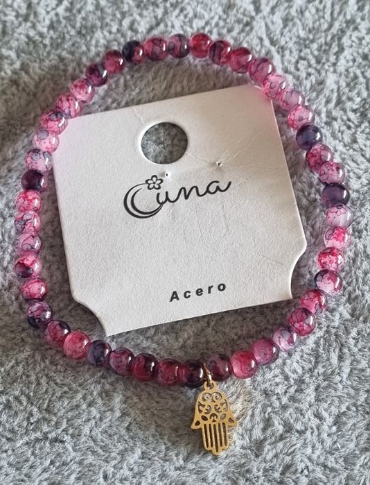 Pulseira elástica com pedrinhas naturais rosa e mão de Fátima em aço.