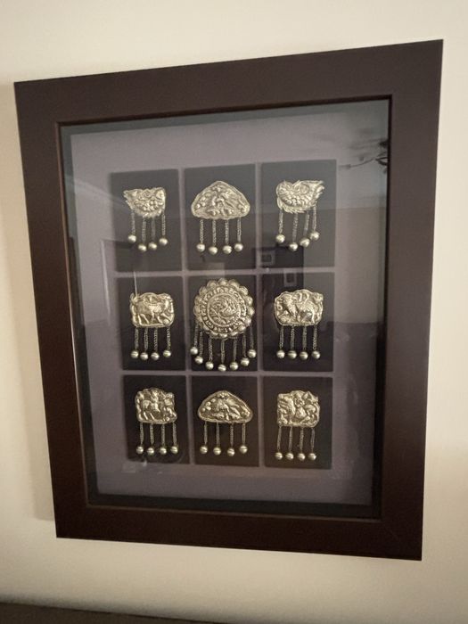Quadro Étnico Grande 79x97cm - Ornamentos de Bronze e Prata Miao