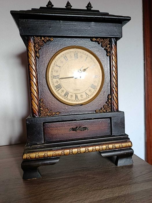 Relógio de Mesa Clássico em Madeira