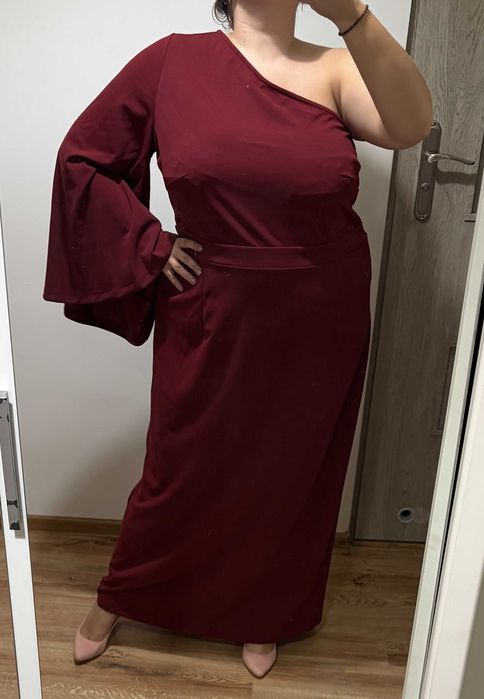 Maxi długa sukienka bordowa plus size 54 na jedno ramię