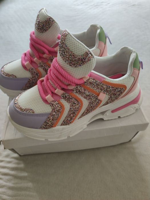 Sneakersy na masywnej podeszwie zdobione brokatem