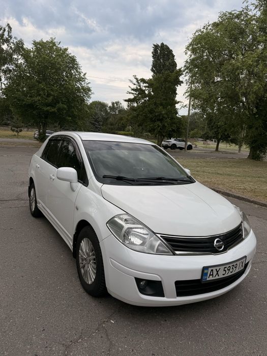 Nissan  Tiida 2011 року