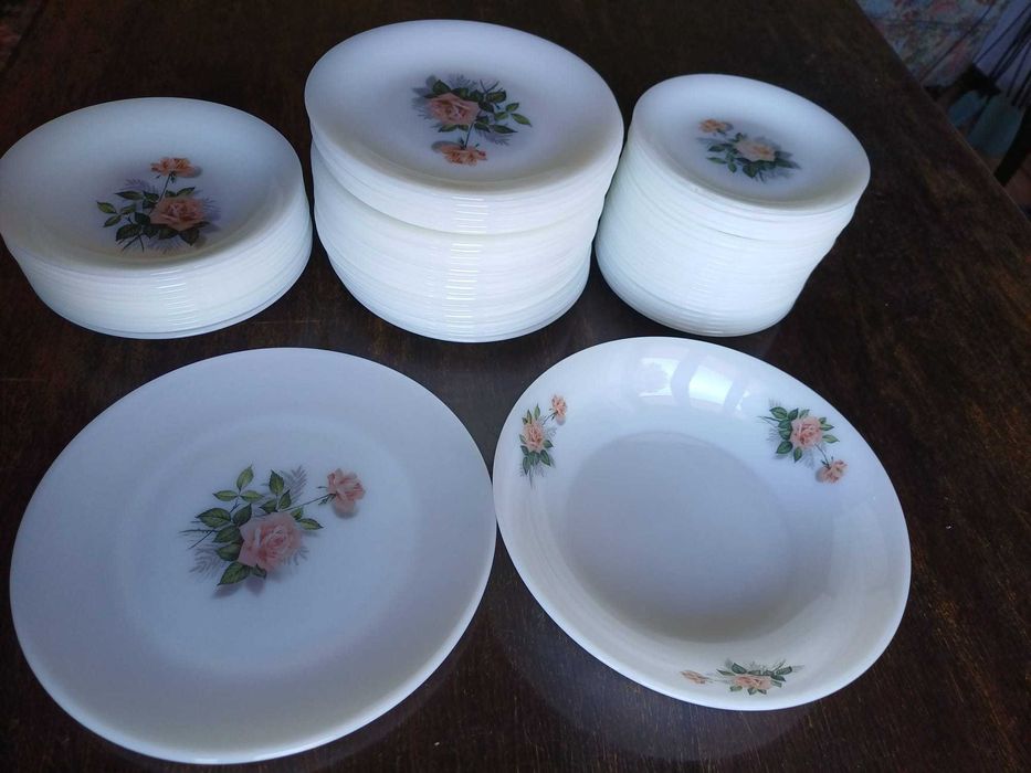 Serviço de Jantar e chá em loiça, Pyrex branco c desenho de rosas (80Peças)