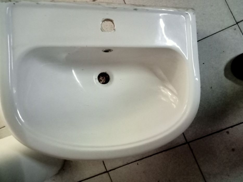 Lavatório com pé marca indusa.